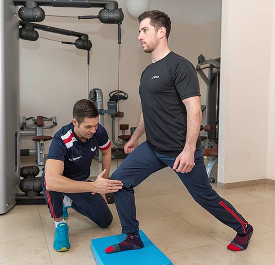 Ole Nauert hilft Nico bei der Trainingstherapie